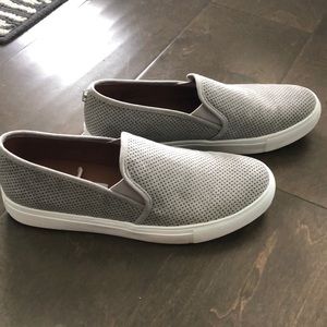 Steve Madden grey slides